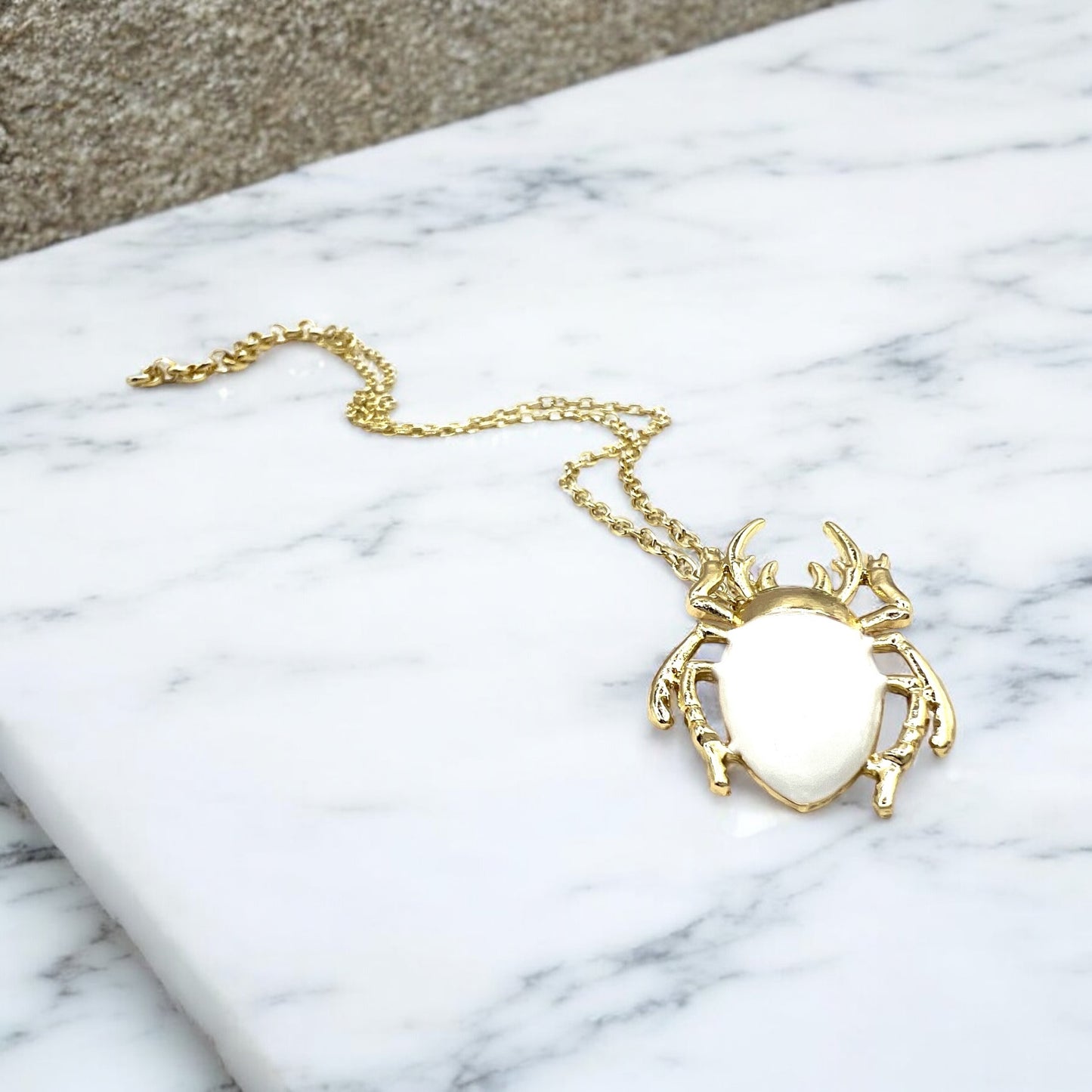 Collar Escarabajo